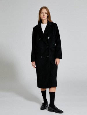 Пальто с длинными манжетами и двубортным карманом на пуговицах и деталями