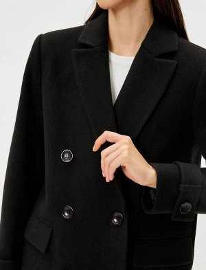 Штампованное пальто, двубортное, на пуговицах, с закрытым карманом