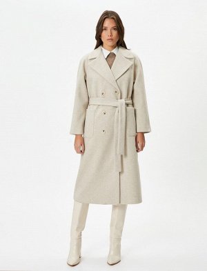 Длинное пальто качет, двубортное, на пуговицах, с карманом и поясом на талии