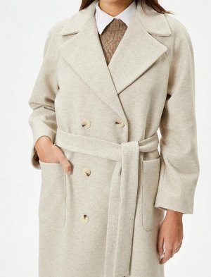 Длинное пальто качет, двубортное, на пуговицах, с карманом и поясом на талии