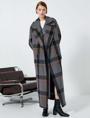 Длинное пальто стрейч с двубортным воротником на пуговицах и карманами с клапанами