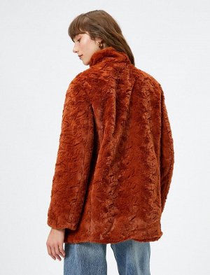 Плюшевое пальто с воротником-стойкой и карманом на подкладке
