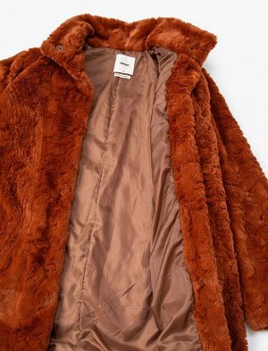Плюшевое пальто с воротником-стойкой и карманом на подкладке