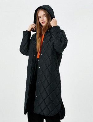 Стеганое длинное пальто с капюшоном и карманами