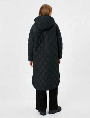 Стеганое длинное пальто с капюшоном и карманами