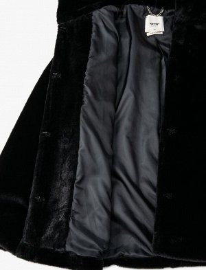 Плюшевое пальто с капюшоном, карманами и застежками