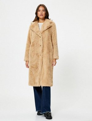Плюшевое пальто оверсайз с длинным карманом и детальной застежкой на пуговицы