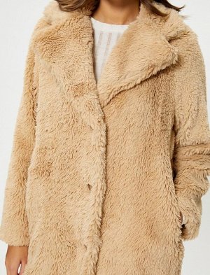 Плюшевое пальто оверсайз с длинным карманом и детальной застежкой на пуговицы