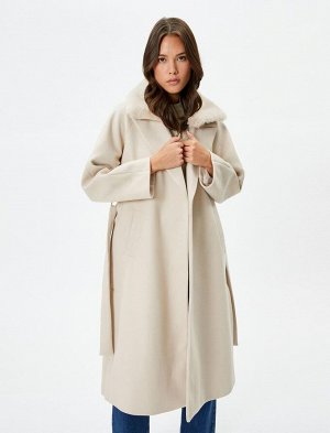 Длинное эластичное пальто со съемным воротником из искусственного меха и карманами на поясе