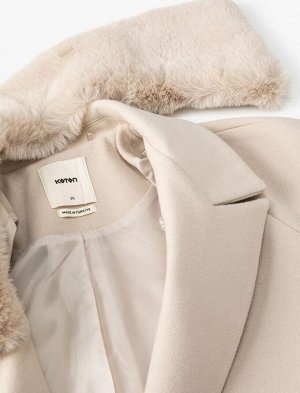 Длинное эластичное пальто со съемным воротником из искусственного меха и карманами на поясе