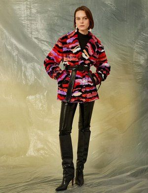 Короткое плюшевое пальто с поясом и цветными блоками