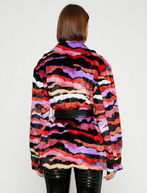 Короткое плюшевое пальто с поясом и цветными блоками