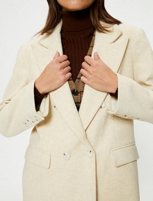 Пальто с длинными манжетами и двубортным карманом на пуговицах и деталями
