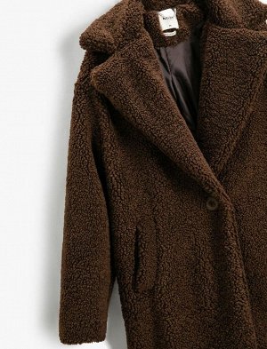 Длинное плюшевое пальто большого размера с карманом на одной пуговице