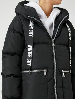 Длинная куртка-пуховик с карманом на молнии и детальным принтом с капюшоном и надписью