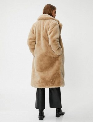 Длинное плюшевое пальто с карманами и кнопками
