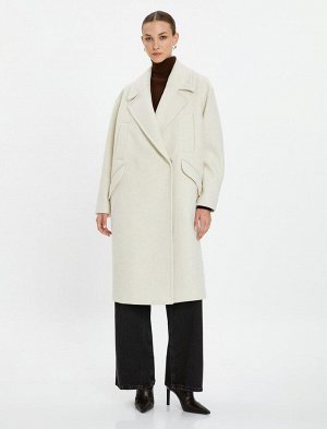Штампованное пальто с двубортным клапаном и потайным карманом