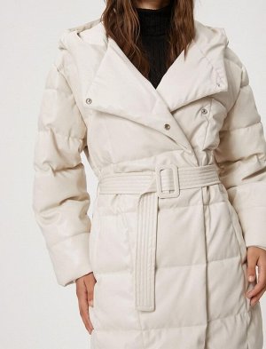 Длинное пальто-пуховик с кожаным эффектом и поясом с капюшоном, стеганый карман с детальным карманом