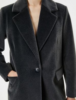 Кашемировое пальто на одной пуговице с закрытым карманом и блестящей текстурой