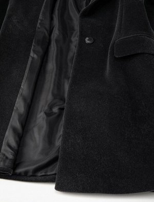 Кашемировое пальто на одной пуговице с закрытым карманом и блестящей текстурой