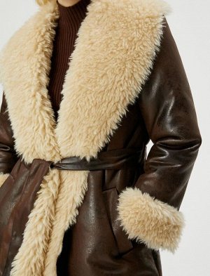 Кожаное пальто с карманами из искусственного меха и поясом