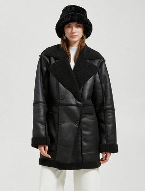Кожаное пальто с карманами из искусственного меха и двубортными пуговицами