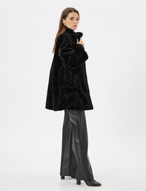 Плюшевое пальто с воротником-стойкой и карманом в деталях