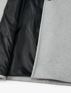 Прошитое пальто со съемным карманом из искусственного меха на пуговицах