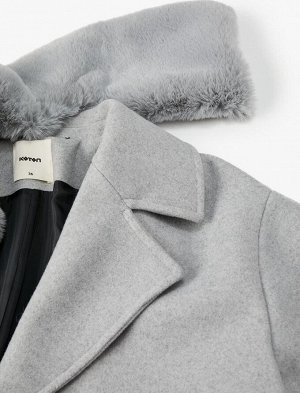 Прошитое пальто со съемным карманом из искусственного меха на пуговицах