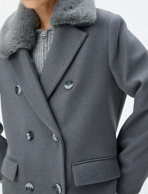 Длинное эластичное пальто со съемными двубортными пуговицами из искусственного меха