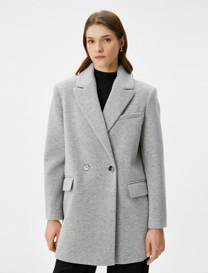 Двубортное пальто с карманом на пуговицах и деталями