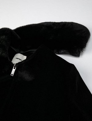 Плюшевое пальто на молнии и съемным карманом из искусственного меха