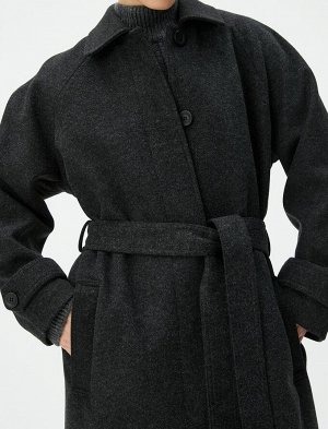 Длинное пальто с поясом и карманом на талии, воротник рубашки