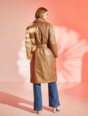 Длинное пальто с блестящим широким обратным воротником и детальным поясом