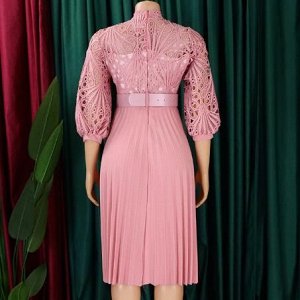 Платье приталенное с поясом ,кружевной верх на подкладе ,рукав 3/4 с плиссированной юбкой ,розовое