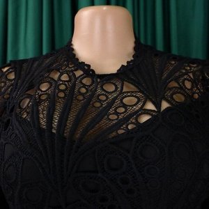 Платье приталенное с поясом ,кружевной верх на подкладе ,рукав 3/4 с плиссированной юбкой ,черное