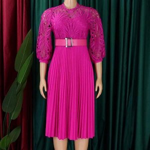 Платье приталенное с поясом ,кружевной верх на подкладе ,рукав 3/4 с плиссированной юбкой ,ярко-розовое