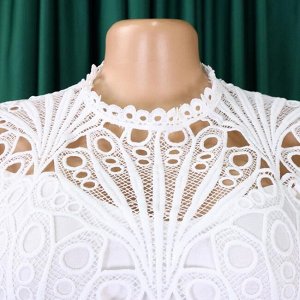 Платье приталенное с поясом ,кружевной верх на подкладе ,рукав 3/4 с плиссированной юбкой ,белое