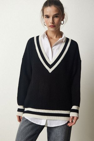 Женский черный вязаный свитер оверсайз с v-образным вырезом в полоску YY00191