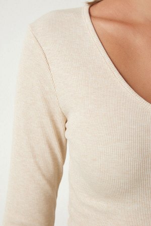 happinessistanbul Женская кремовая укороченная трикотажная блузка с v-образным вырезом UB00201