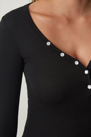 Женская черная укороченная трикотажная блузка в рубчик с воротником на пуговицах LD00066