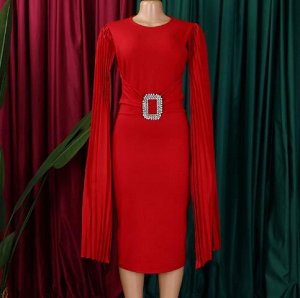 Платье приталенного силуэта с круглым воротом ,рукав "летучая мышь" плиссированный ,пояс декорирован камнями ,красное