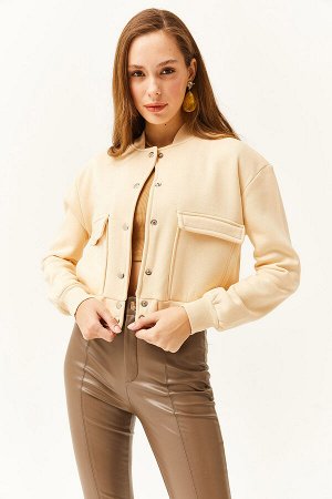 Женская укороченная флисовая куртка бежевого цвета с карманами и застежкой на внутренней стороне CKT-19000365