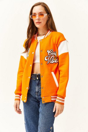Женская студенческая куртка оверсайз с оранжевой аппликацией и принтом, с флисовой подкладкой CKT-19000318
