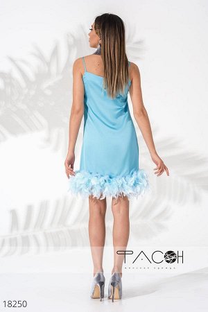 Платье с отделкой перьями