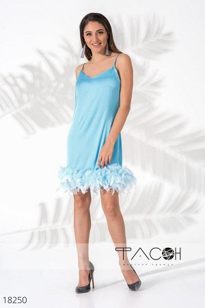 Платье с отделкой перьями