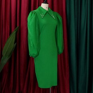 Платье приталенного силуэта с воротом расшитым бусиной ,шифоновый широкий рукав ,зеленое