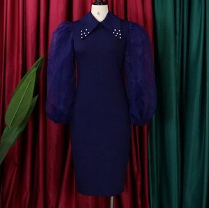 Платье приталенного силуэта с воротом расшитым бусиной ,шифоновый широкий рукав ,синее