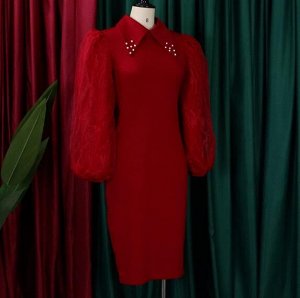 Платье приталенного силуэта с воротом расшитым бусиной ,шифоновый широкий рукав ,красное