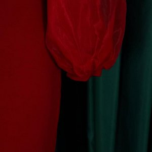 Платье приталенного силуэта с воротом расшитым бусиной ,шифоновый широкий рукав ,красное